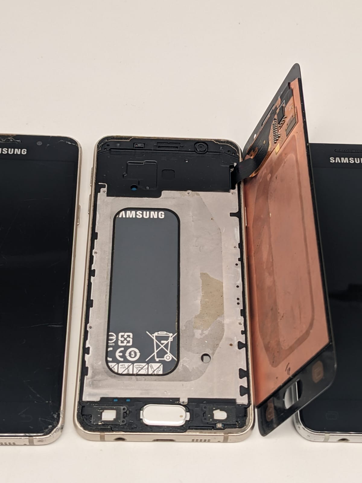 4x Samsung Galaxy A3 2016 SM-A310F Schwarz | DEFEKT | UNGETESTET