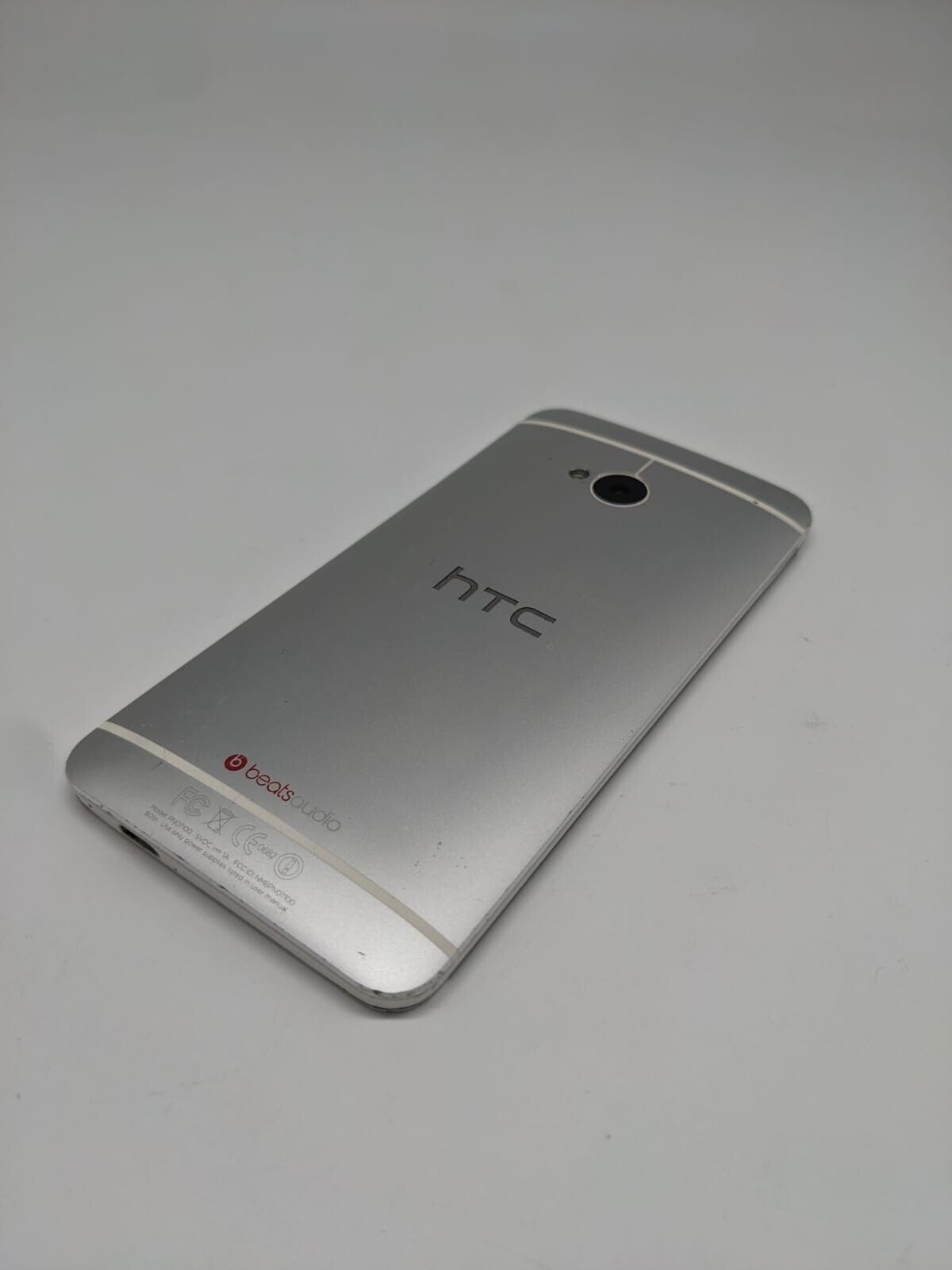 HTC ONE M7 PN07100  Silber | LÄDT/STARTET NICHT