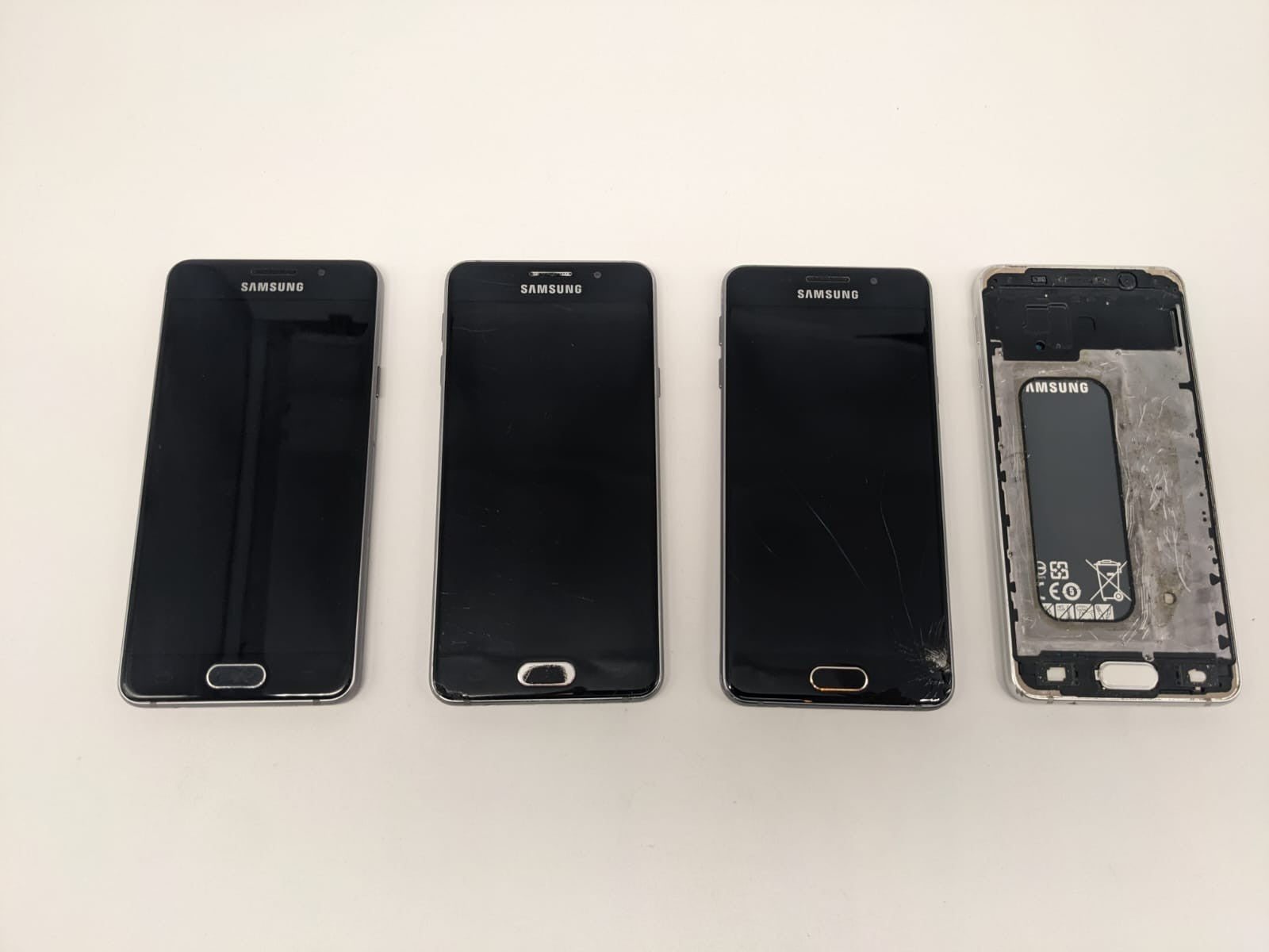 4x Samsung Galaxy A3 2016 SM-A310F Schwarz | DEFEKT | UNGETESTET