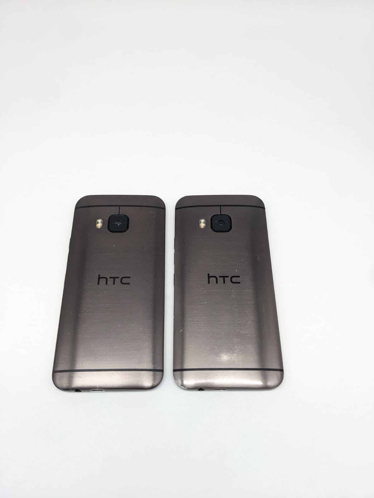 2x HTC One M9 Silber Smartphone Teilespender Ersatzteile | LÄDT/STARTET NICHT