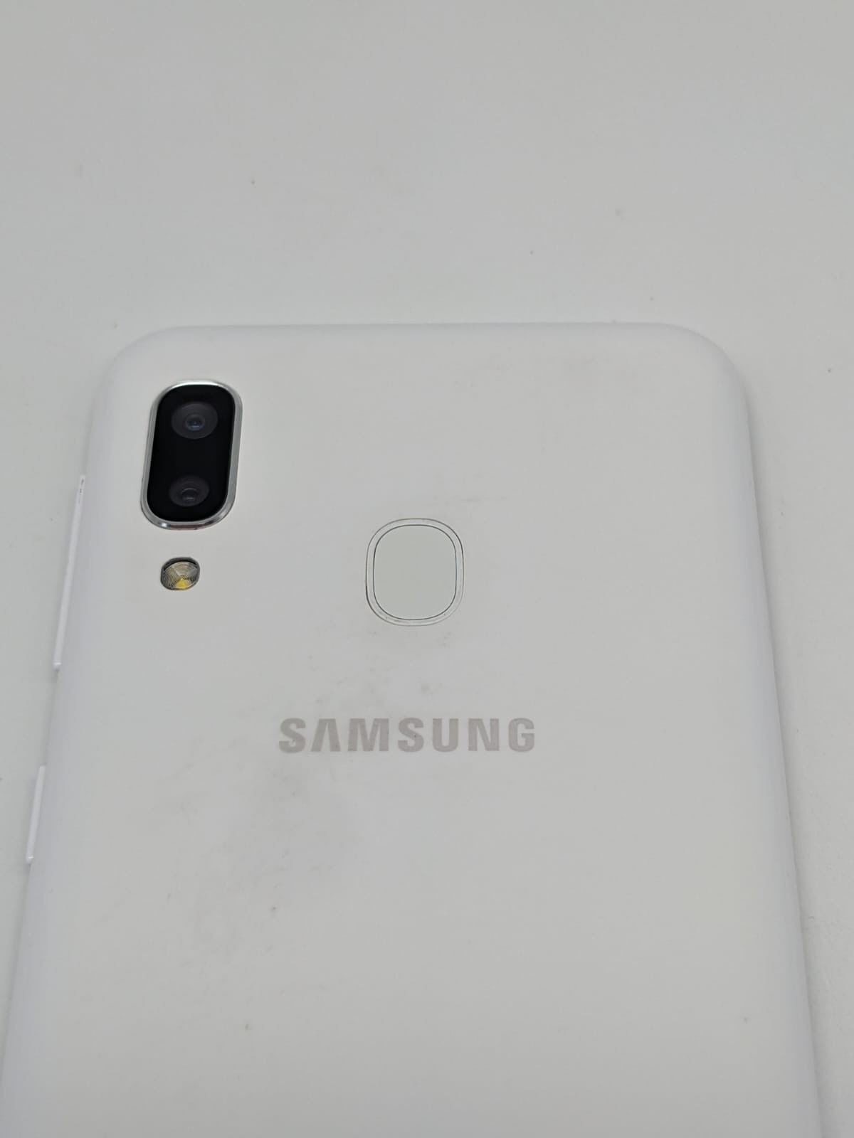 Samsung Galaxy A20e 32GB Weiß | BATT. SCHWACH | OHNE SIMLOCK | TOP DISPLAY