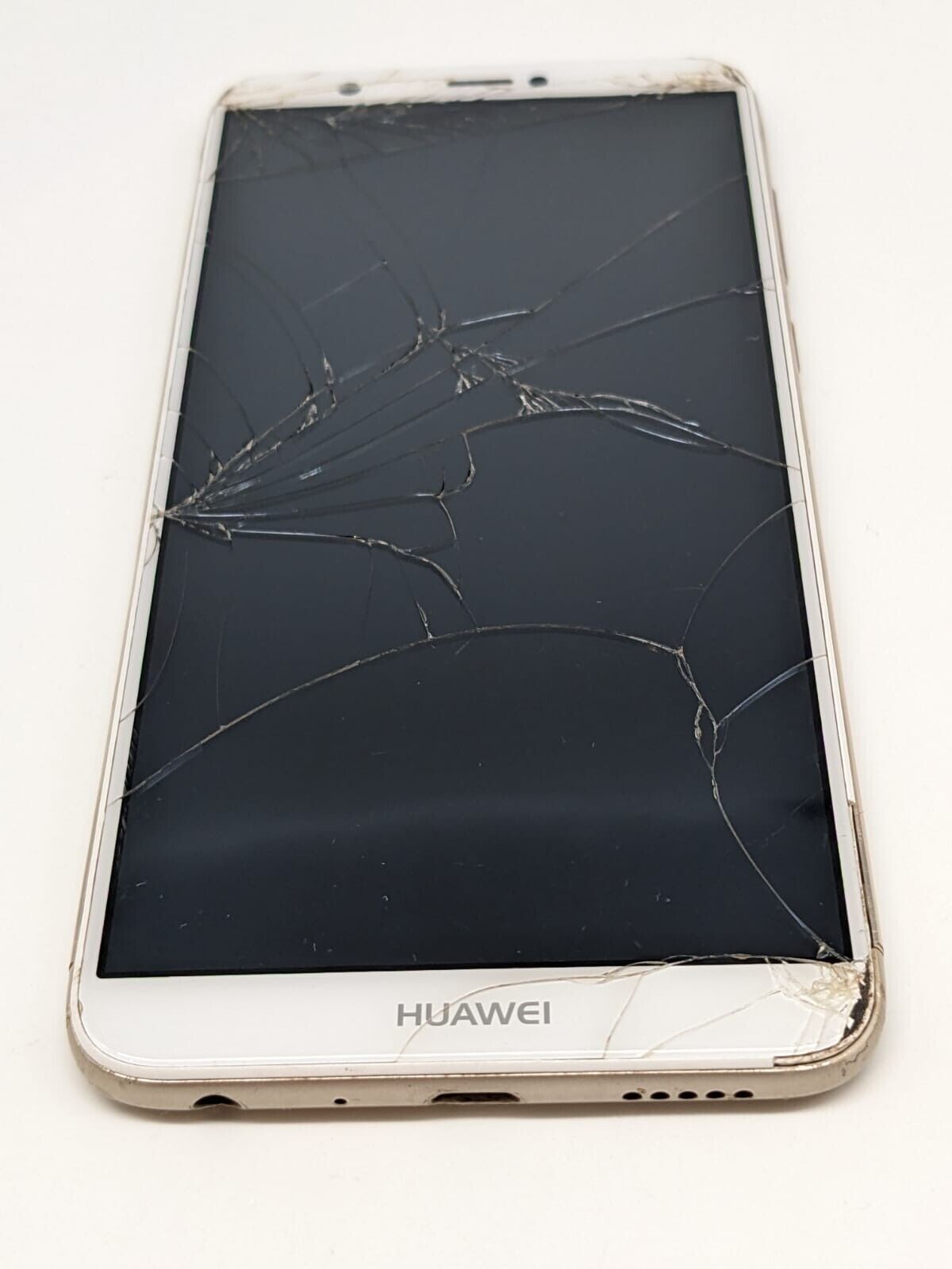 Huawei P Smart Weiß FIG-LX1 Smartphone Teilespender | LÄDT/STARTET NICHT