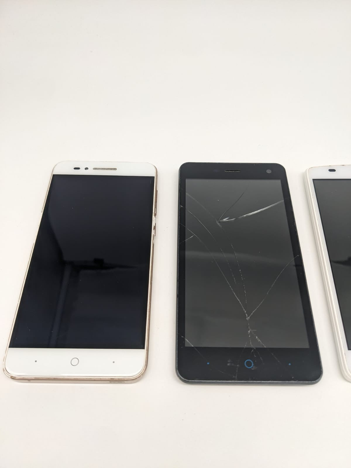 4x ZTE Smartphone Teilespender Konvolut Sammlung Posten | UNGETESTET | DEFEKT