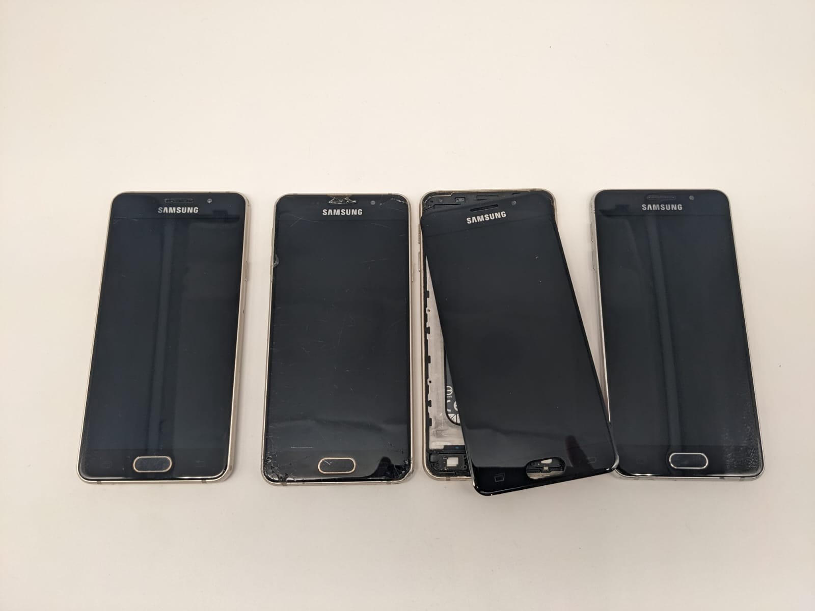 4x Samsung Galaxy A3 2016 SM-A310F Schwarz | DEFEKT | UNGETESTET
