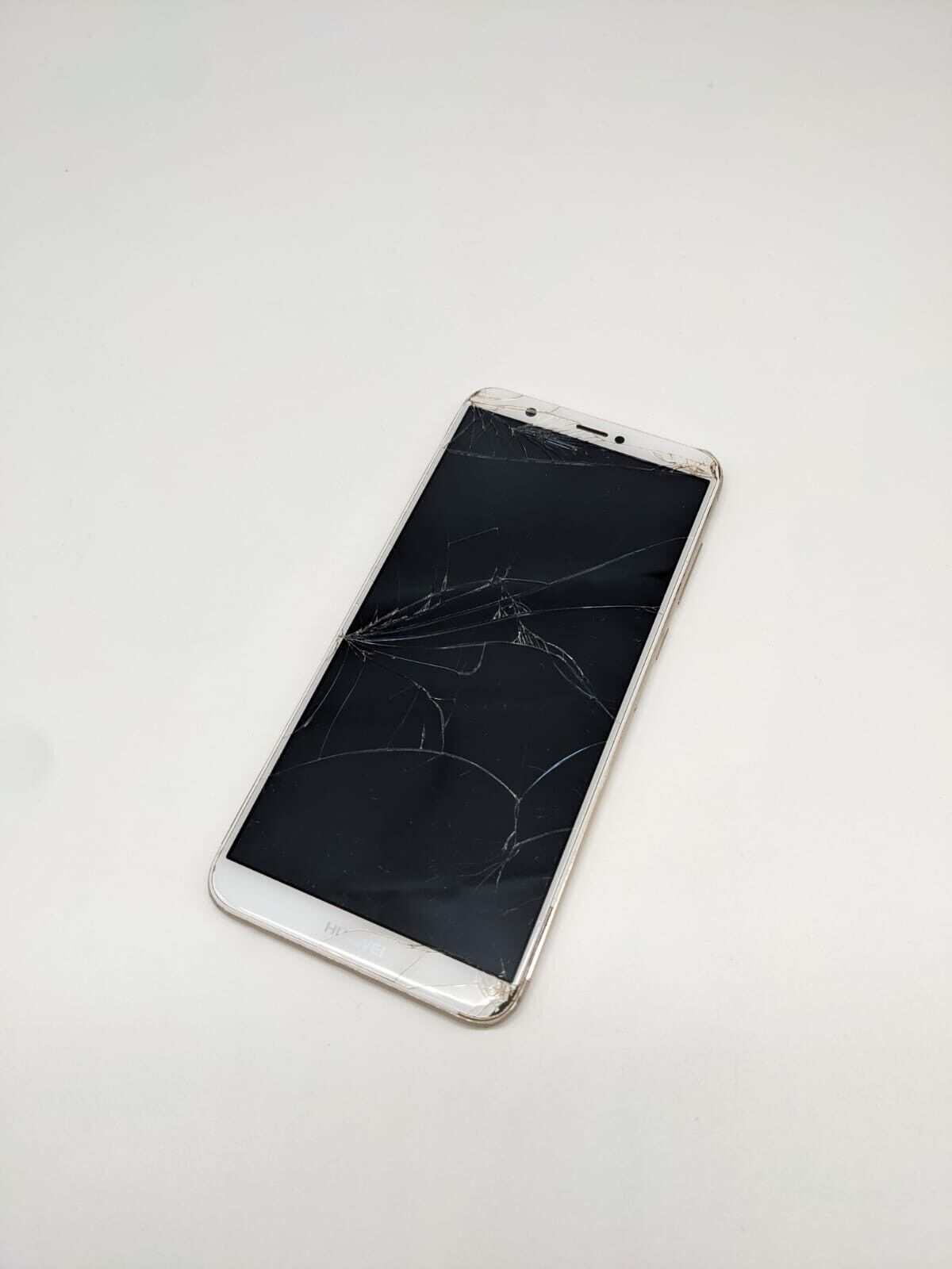 Huawei P Smart Weiß FIG-LX1 Smartphone Teilespender | LÄDT/STARTET NICHT
