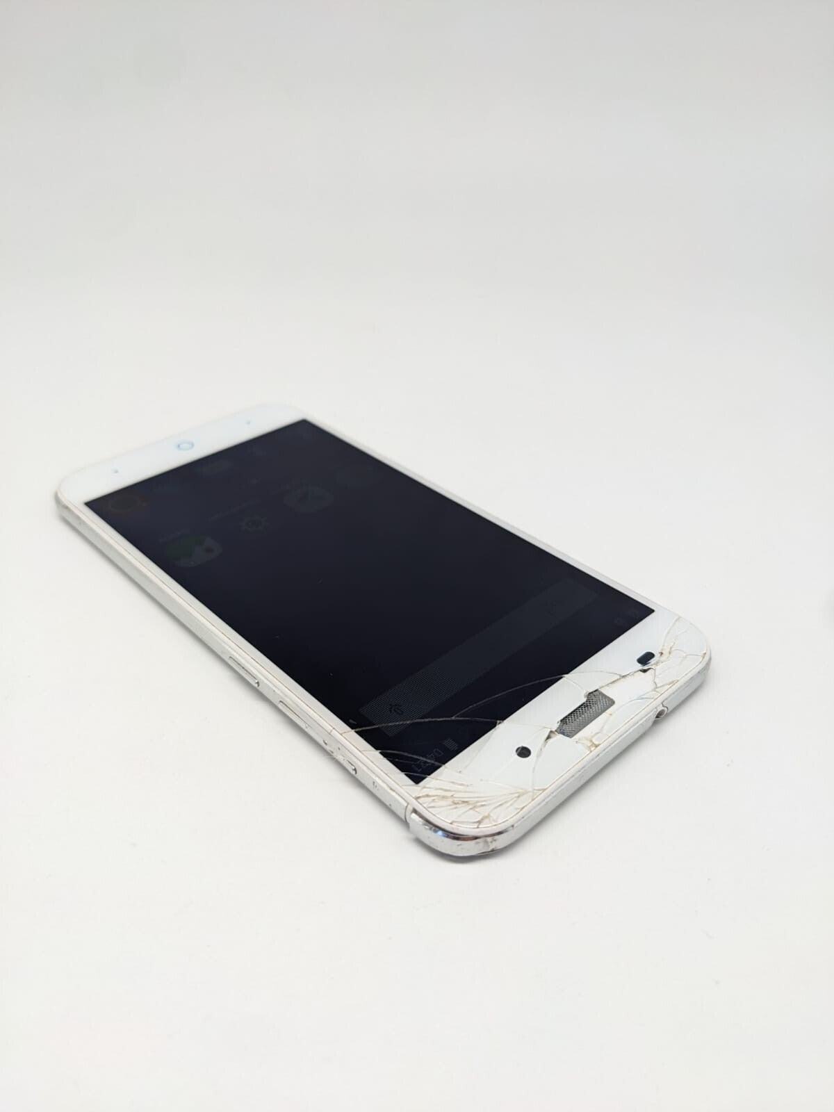 ZTE Blade V6 Weiß Smartphone 16GB | DISPLAYRISSE