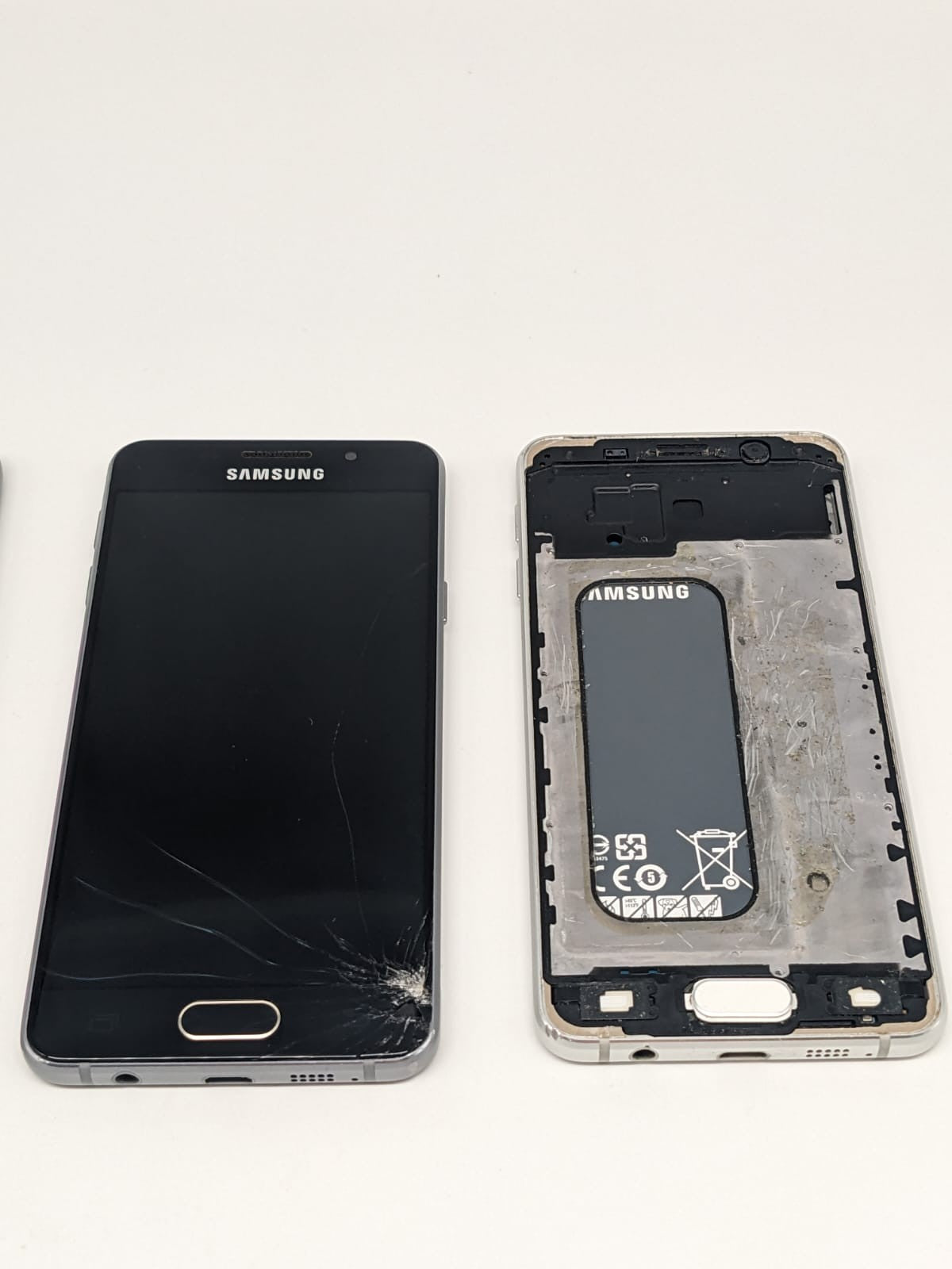 4x Samsung Galaxy A3 2016 SM-A310F Schwarz | DEFEKT | UNGETESTET
