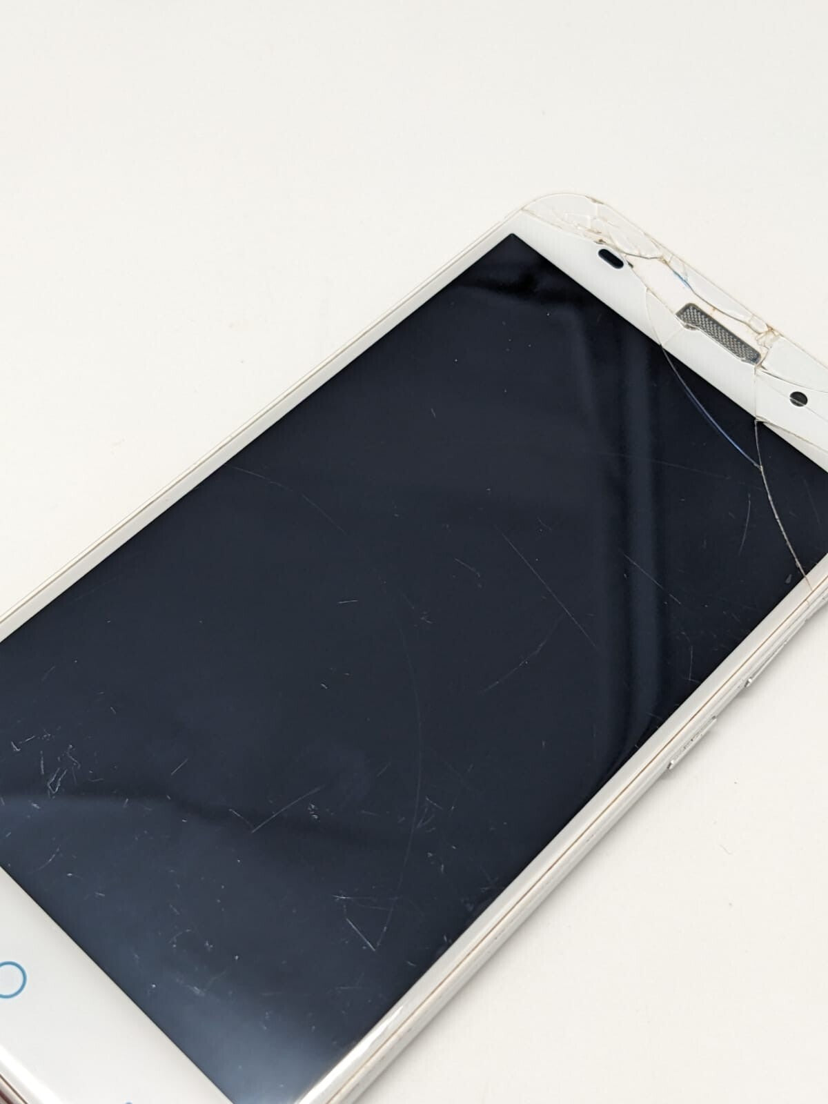 ZTE Blade V6 Weiß Smartphone 16GB | DISPLAYRISSE
